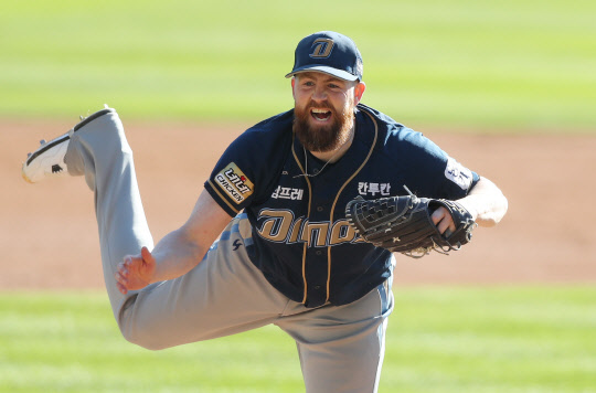 NC 다이노스는 26일 투수 해커와 지난해보다 10만 달러 오른 총액 100만 달러에 재계약했다고 밝혔다. 사진=연합뉴스